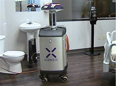 可通過發(fā)射紫外線對房間消毒的機器人。