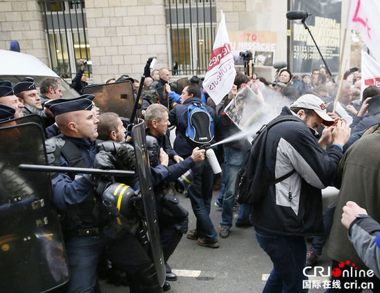 　　當(dāng)?shù)貢r間2014年11月27日，法國巴黎，法國農(nóng)民帶綿羊在埃菲爾鐵塔附近抗議，要求環(huán)保部門采取有效措施解決狼群襲擊羊群問題。　圖片來源：TRICK KOVARIK/CFP