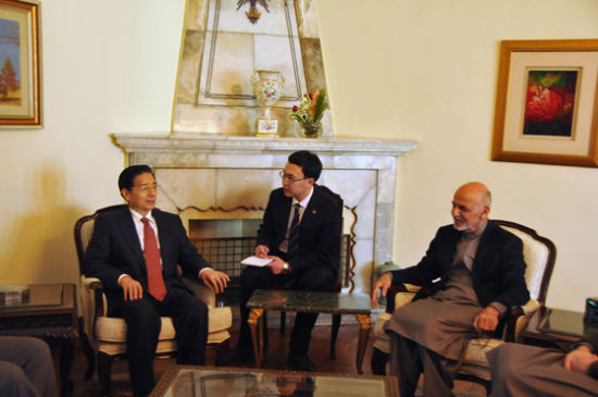 　11月30日，阿富汗總統(tǒng)加尼在首都喀布爾會見到訪的中國國務(wù)委員郭聲琨。