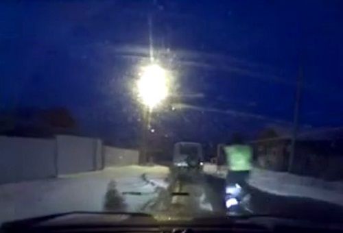 警車追逐中仍未追上可疑汽車，此時(shí)令人震驚的一幕出現(xiàn)，一名警察從警車中跳出來(lái)，向可疑車輛跑去。