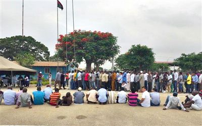 19日，安哥拉一檢查點(diǎn)抓扣大量外國人并查驗(yàn)證件。