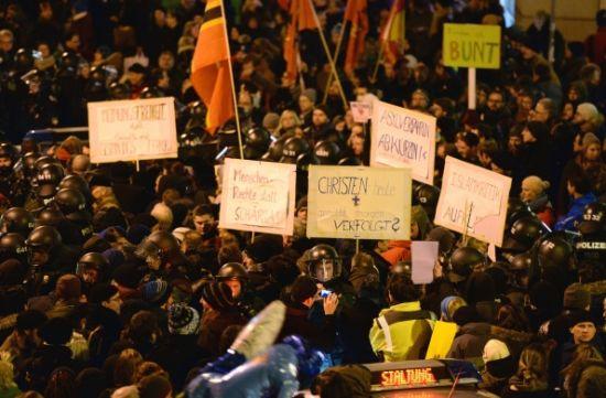 示威人群打出標語。