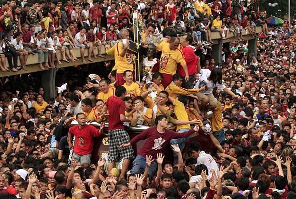 2011年“黑耶穌節(jié)”上，無(wú)數(shù)信徒希望觸摸到黑色耶穌雕像。