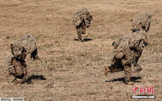 資料圖：當(dāng)?shù)貢r間2015年1月11日，日本船橋市，日本自衛(wèi)隊進(jìn)行新年軍演，大約500名軍人和24架飛機(jī)參與了本次演習(xí)。 視頻：日本敲定史上最大規(guī)模國防預(yù)算費(fèi)來源:央視軍事農(nóng)業(yè)