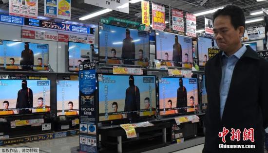 當(dāng)?shù)貢r(shí)間1月20日，日本東京，民眾在電視機(jī)前觀看極端組織劫持綁架日本人質(zhì)事件最新播報(bào)。