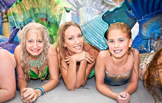 一年一度的Merfest大會在美國凱里舉行，數(shù)百男女齊聚那里慶祝成為“人魚”。（網(wǎng)頁截圖）