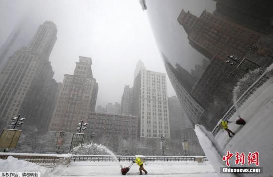 當(dāng)?shù)貢r(shí)間2015年2月1日，美國(guó)芝加哥，當(dāng)?shù)赜瓉?lái)今冬最強(qiáng)降雪。