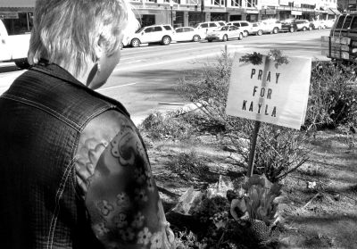 2月10日，美國亞利桑那州，民眾獻花悼念遇難的美國人質(zhì)米勒。圖/東方IC