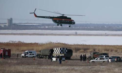 圖片說明：當(dāng)?shù)貢r(shí)間2月11日，一架俄羅斯蘇—24轟炸機(jī)在著陸過程中墜毀，救援人員正在偵察失事區(qū)域。(