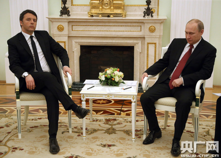 意大利總理普京面前大蹺二郎腿 意大利總理普京面前大蹺二郎腿