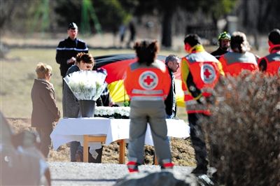 29日，法國塞訥鎮(zhèn)，搜救人員和遇難者家屬一同向遇難者致哀。