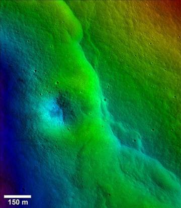 不只月球引力影響地球，科學(xué)家借由月球表面數(shù)千的裂縫推斷，地球引力似乎正對月球表面造成嚴(yán)重影響