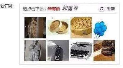 澎湃新聞記者從鐵路上海站了解到，目前窗口售票采用的系統(tǒng)與12306網(wǎng)購不同，購票者通過身份證件的驗證，即可購票。根據(jù)往年經(jīng)驗，每年臘月二十三到二十九的火車票最為緊俏，對應(yīng)的網(wǎng)絡(luò)購票日期為12月4日至10日，春運火車票搶票也進入最白熱化的狀態(tài)。對此，鐵路部門提醒，如果沒能在第一時間買到票，旅客不妨在起售時間30分鐘后、開車前15天和開車前1天三個時間點“撿漏”，可能會有意外的收獲。