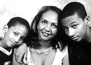 謝赫（右）和弟弟馬哈茂德（左）與母親合影。