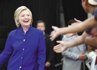 當(dāng)?shù)貢r間6日，美國加利福尼亞州長灘市，心情大好的希拉里與支持者互動。 圖/CFP