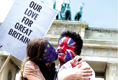 一對情侶用行動支持“留歐”。