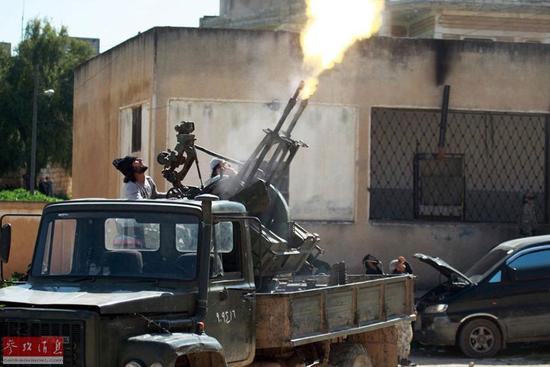 圖為反對派向政府軍的戰(zhàn)機(jī)開火。