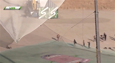 艾金斯成功落到一個1/3足球場大小的安全網(wǎng)上。