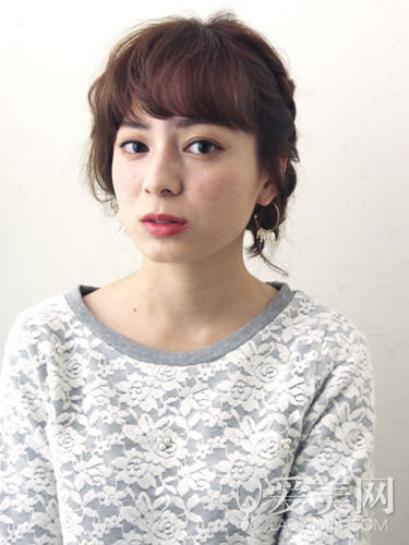 慵懶感小辮子盤(pán)發(fā) 簡(jiǎn)單隨意顯俏皮