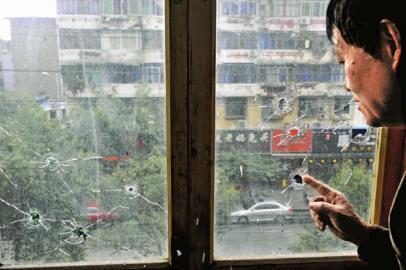 10月17日，朱先生家窗戶被擊穿。