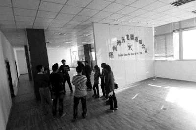 曾經(jīng)看似正規(guī)且豪華的公司，如今空空如也，只剩進(jìn)門處的公司名稱還赫然在目