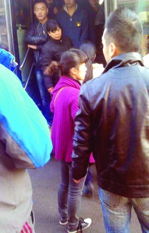 現(xiàn)場僵持不下，穿玫紅色衣服女子要車上乘客給她道歉