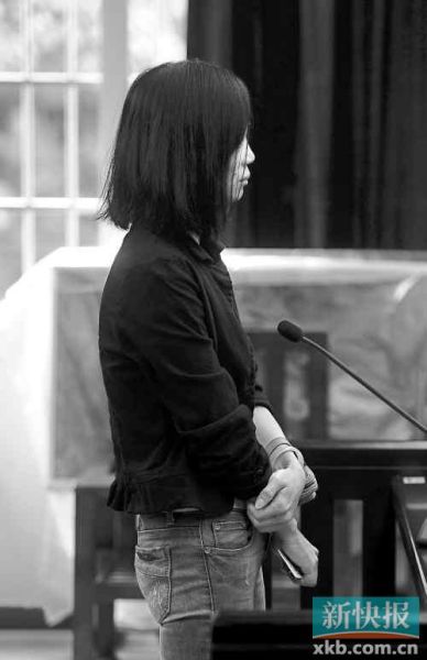 昨日，何敏在庭上抿著嘴不停抹眼淚。新快報(bào)記者孫毅/攝