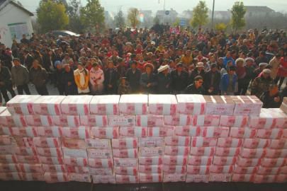 村民領(lǐng)取“年底分紅”。