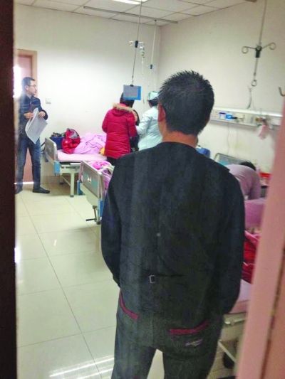 男孩一家神情凝重。