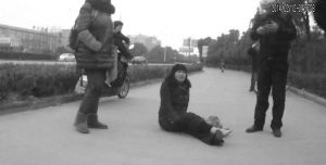 鄭大姐坐在地上,警方趕到進行施救。(視頻截圖由警方提供)