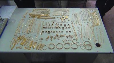 警方追回的被搶金首飾，有172件，2200多克。其余的都被嫌疑人變賣，用來購買手機的汽車。