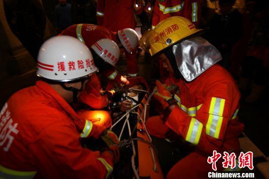 男子因與女友分手 獨自山頂醉酒割腕自殺(圖) 男子因與女友分手 獨自山頂醉酒割腕自殺(圖)
