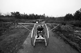 3月12日，汨羅白塘鄉(xiāng)趕洲村，李厚勝坐在他的“魚鷹直升機”上。圖/記者謝長貴