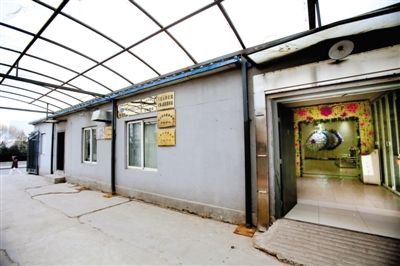 2月25日，北京石景山醫(yī)院，太平間旁的一間辦公室外掛有“八寶山殯儀館石景山醫(yī)院服務(wù)站”的牌子。本版攝影/新京報(bào)記者 王叔坤