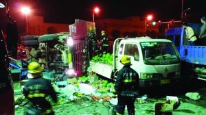 渣土車側(cè)翻在地，現(xiàn)場一片狼藉