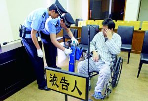 被告人李萬勇因病吸氧受審。首席攝影記者 吳寧/攝