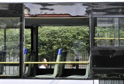 75路公交車(chē)車(chē)窗玻璃被砸碎。