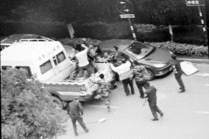 沖突現(xiàn)場(chǎng)，協(xié)管員揮拳打向女商販 視頻截圖