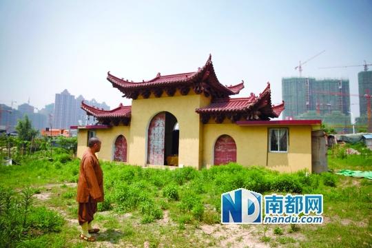 十里古寺2008年被拆,現(xiàn)在只剩下一個廟門。南都記者 陳志剛 攝