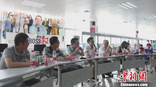 　招聘會現(xiàn)場，用人單位老板一字排開，與求職者面對面交流　李超慶　攝