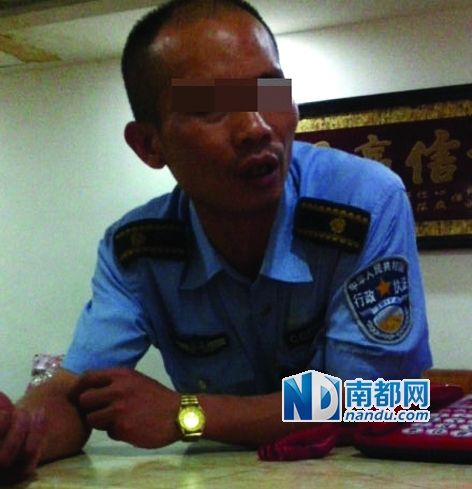 協(xié)管員向商戶(hù)索煙視頻截圖