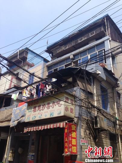 走進(jìn)杭州“柜族”：買(mǎi)不起也租不起房 集裝箱難安放