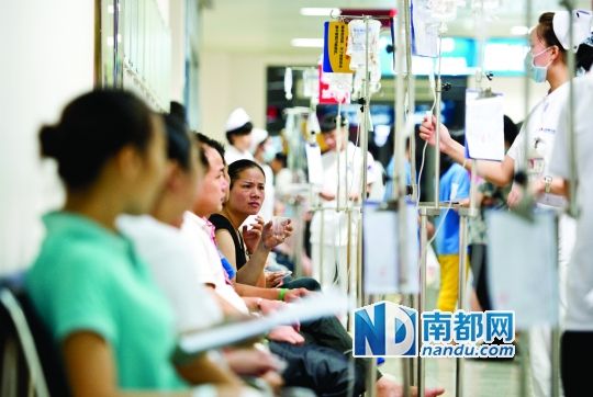 醫(yī)院走道坐滿了打吊針的員工。 醫(yī)院走道坐滿了打吊針的員工。