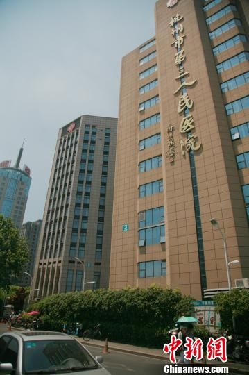 事發(fā)的醫(yī)院門口。 李晨韻 攝