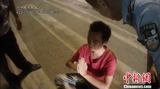 南寧現奇葩失戀男女:男子打坐拜佛 女子踢打協(xié)警