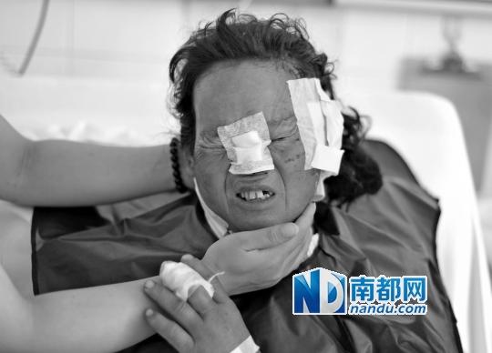 受狼群襲擊受傷較重的村民在接受救治。C FP圖片