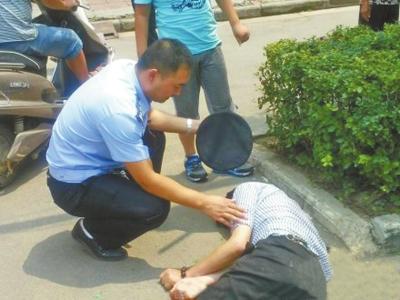 民警用警帽為醉倒男子扇風遮陽走紅網(wǎng)絡(圖)