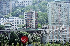 居民說(shuō)列車從樓棟中穿過時(shí)沒什么噪聲 居民說(shuō)列車從樓棟中穿過時(shí)沒什么噪聲