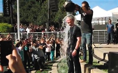 蘋果CEO蒂姆·庫克在自己公司的內(nèi)部活動上，讓自己來了個透心涼。邀請庫克參加游戲的是他的下屬、蘋果高級副總裁菲爾·席勒。