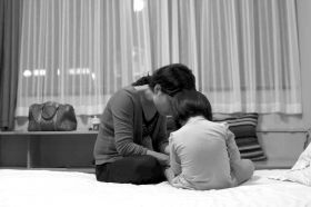 8月19日晚，河北石家莊市，多多的媽媽在酒店里安撫著孩子，3歲的多多一直在吵著要回家，看到陌生人就哭。圖/記者陳正